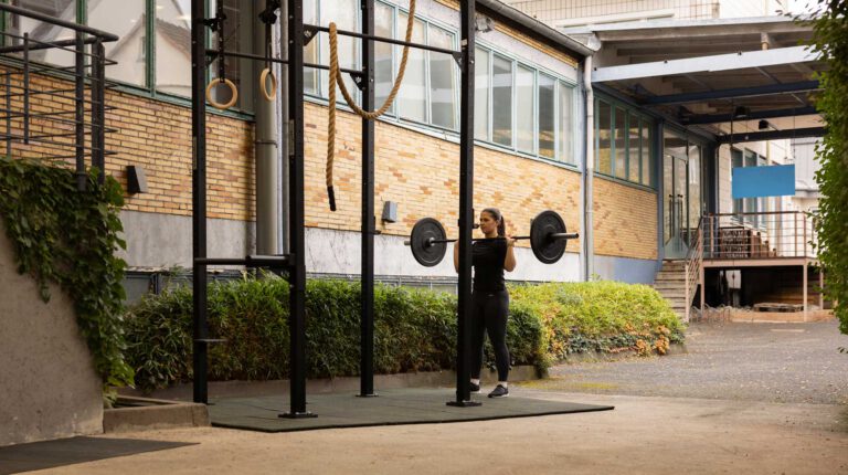 Frau beim Outdoor Training mit Langhantel im Sportstudio von Smart Physio in BAd Homburg